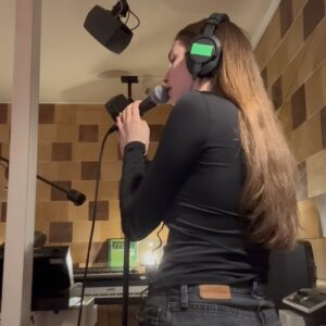 Adèle Castillon Instagram - Il y a un mois et demi j’apprenais la magnifique nouvelle que j’étais nommée aux Victoires de la musique aux côtés d’artistes que j’admire énormément,
Pour l’occasion j’ai souhaité ré-arrangé mon morceau “C’est drôle” avec un orchestre.
J’étais évidemment stressée, terrorisée et extrêmement émue de me retrouver à La Seine Musicale 🎑 

Merci à tous pour vos beaux retours ! Je n’ai jamais perçu quelconque récompense ou nomination comme une fin en soi mais savoir que mon premier album a su prendre une place aussi importante aux yeux de l’industrie et du public me réchauffe le cœur et me remplit de courage et de force pour la suite de l’aventure ❤️

Le meilleur est à venir, merci pour ce début d’année complètement fou !!