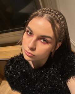 Adèle Castillon Instagram - @rabanne merci pour l’invitation ❤️‍🔥 #rabannemakeup
