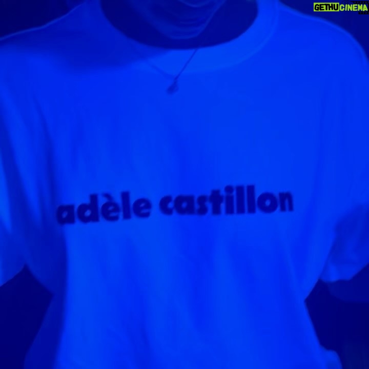 Adèle Castillon Instagram - “Plaisir Risque Dépendance” est sorti la semaine dernière, merci à tous pour vos retours… je ne m’attendais pas à un tel accueil et j’étais super émue de vous voir déjà chanter et vous approprier ces 14 nouvelles chansons… Je garderai un souvenir incroyable de cette soirée passée avec vous, Je reviens vite vers vous pour vous annoncer la suite de l’aventure PRD, En attendant je dis à demain à mes collègues nantais, j’espère que vous êtes prêts 🏄🏻♀️❤️