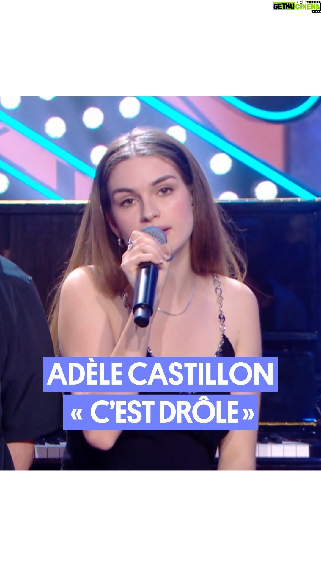 Adèle Castillon Instagram - Adèle Castillon interprète « C’est drôle » sur le plateau de Quotidien 🎤
