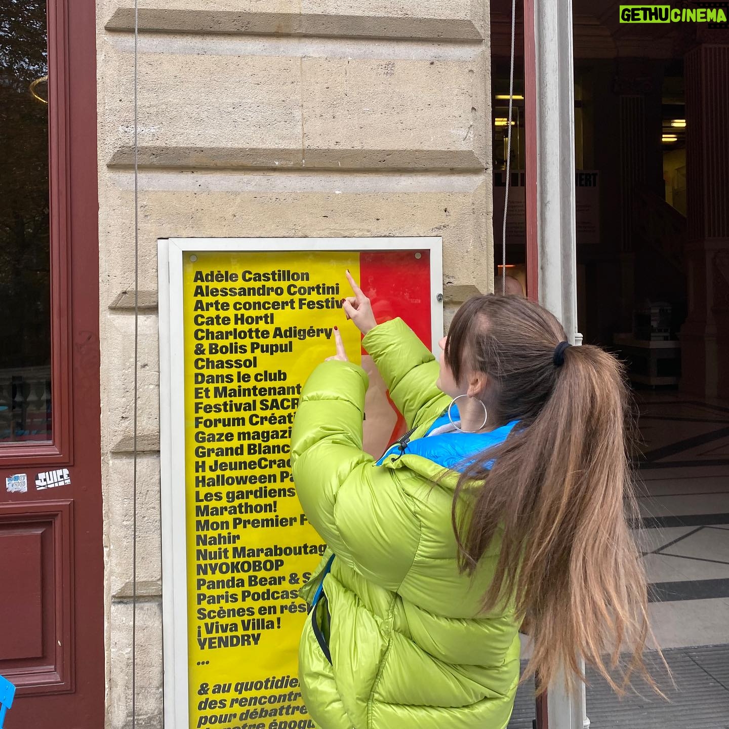 Adèle Castillon Instagram - “Plaisir Risque Dépendance” est sorti la semaine dernière, merci à tous pour vos retours… je ne m’attendais pas à un tel accueil et j’étais super émue de vous voir déjà chanter et vous approprier ces 14 nouvelles chansons… Je garderai un souvenir incroyable de cette soirée passée avec vous, Je reviens vite vers vous pour vous annoncer la suite de l’aventure PRD, En attendant je dis à demain à mes collègues nantais, j’espère que vous êtes prêts 🏄🏻♀️❤️