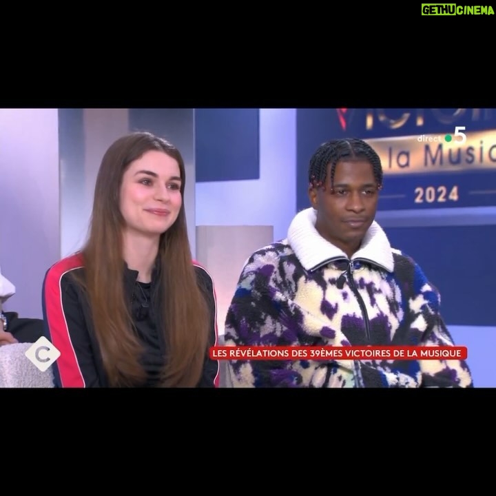 Adèle Castillon - 27.4K Likes - Il y a un mois et demi j’apprenais la magnifique nouvelle que j’étais nommée aux Victoires de la musique aux côtés d’artistes que j’admire énormément,
Pour l’occasion j’ai souhaité ré-arrangé mon morceau “C’est drôle” avec un orchestre.
J’étais évidemment stressée, terrorisée et extrêmement émue de me retrouver à La Seine Musicale 🎑
Merci à tous pour vos beaux retours ! Je n’ai jamais perçu quelconque récompense ou nomination comme une fin en soi mais savoir que mon premier album a su prendre une place aussi importante aux yeux de l’industrie et du public me réchauffe le cœur et me remplit de courage et de force pour la suite de l’aventure ❤️
Le meilleur est à venir, merci pour ce début d’année complètement fou !!