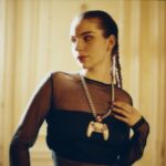 Adèle Castillon Instagram - Enfiiiiiiiiinnnnn !!! « Ce soir » feat @gazo_officiel est dispo 😭🔥 Ça fait des semaines que je suis comme une ouf à l’idée de vous partager ce son !! ET QUE JE TIENS PLUS !! Trop hâte de vous voir danser et chanter cet été dessus Merci au big G et à toute son équipe pour la confiance !! Bravo a lui d’avoir montré que son talent est tout terrain et sans frontière ! Il y a 6 mois je reprenais ce morceau Euphon que j’aime tant, aujourd’hui on sort ce morceau ensemble , l’histoire est belle ❤️ S/O à mon gars @sherkovie 🔥 À vous de faire vivre cette chanson maintenant 🚫🎮 Je veux l’entendre partout 😈 Lessgooo