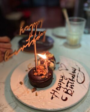 Ada Pan Instagram - 今年給自己的生日禮物🎁
就是選擇去馬爾地夫🇲🇻渡假
那裡海很藍，很美、很浪漫
無論日出、日落都讓人難忘
（熱戀情侶或有話聊的伴侶很推薦，但真的要存一點錢再去）

228生日吃了3顆蛋糕🍰
謝謝好友們、客人們還有雪寶跟嘟嘟
也謝謝給我祝福㊗️的所有朋友們

送一個生日願望給大家
希望大家都健康平安、開心快樂😘

#馬爾地夫
#雙魚座
#2月28日
#潘慧如
