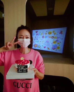 Ada Pan Instagram - 褓母：慧如姐！妳可以去一下旅館嗎？
我：怎麼了？
褓母：妳過去一下
（表情嚴肅、眼眶泛淚）
我：（心想慘了…哪隻毛孩被咬了）
結果……
超暖心的😭😭😭
謝謝這唯二願意陪伴我走下去的褓母
我真的很感動❤️❤️❤️❤️
但我就是在別人面前太理性了，常常把感性的一面藏起來（除了喝了酒後..哈
#46歲生日
#生日蛋糕
#寵物旅館
#寵物褓母
#3天2夜寵物旅館