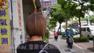 Ada Pan Instagram - 🏠
最近又在為裝潢煎熬，因為新家正在趕工中。自己裝潢房子的經驗記得有5次了，現在想到要裝潢，其實心中都有些害怕。因為裝潢的細節太多了(超累)，從設計、空間規劃、傢俱樣式、風格..，即使有找設計師，心中都還是要有些想法(沒有輕鬆到哪去)。光是裝潢前期就很繁瑣，後期進入工程進度，多的繁雜事就更不用說了…。裝潢的痛苦感除了事多之外，還有另一個煩惱，就是絕對都會超過預算。而且每次因為裝潢費用超支要放棄一些選項，心中理想的窗簾樣式、材質都會被放棄，因為窗簾是最後的工程，最後階段才會挑選、選擇。

最近又在為裝潢煎熬，因為新家正在趕工中。自己裝潢房子的經驗記得有5次了，現在想到要裝潢，其實心中都有些害怕。因為裝潢的細節太多了(超累)，從設計、空間規劃、傢俱樣式、風格..，即使有找設計師，心中都還是要有些想法(沒有輕鬆到哪去)。光是裝潢前期就很繁瑣，後期進入工程進度，多的繁雜事就更不用說了…。裝潢的痛苦感除了事多之外，還有另一個煩惱，就是絕對都會超過預算。而且每次因為裝潢費用超支要放棄一些選項，心中理想的窗簾樣式、材質都會被放棄，因為窗簾是最後的工程，最後階段才會挑選、選擇。

記得旅館在裝潢規劃時，我一直希望可以有電動窗簾(因為一鍵使用方便、美觀，又可以避開拉繩的危險)，後來因為窗面太大，電動窗簾價格實在高昂所以放棄。回應上一段放棄說，沒錯 ! 因為預算超支不能花錢了，所以窗簾選擇手拉式。不過回想旅館的窗簾選擇，我真的超推 @dhc25916121 朵花窗簾給大家(趕快筆記)。因為寵物美容跟旅館需要不同材質的窗簾，對於窗簾材質沒有什麼概念的我，還好當初找了小董(朵花窗簾老闆)，他給我非常多專業的意見，包括材質選擇、透光度選擇、防焰材質挑選，讓我可以正確選擇預算之內且合適的窗簾品項。

5次裝潢經驗的我，有深刻體驗，就是窗簾往往是在裝潢中被犧牲的品項。也不能說不喜歡最後挑選的，只是沒有辦法盡情地挑選想要的。真的開心旅館的窗簾選擇我找了 朵花窗簾，因為它讓我不但選了我想要的材質樣式之外，還讓我在預算之內滿足要求。最重要的是，朵花窗簾(師傅們)非常專業，不論是在丈量或安裝，都是快速、精準(非常客氣)。窗簾廠商非常多選擇，如果你正在尋求好的建議跟廠商，你可以考慮 朵花窗簾。而且 @dhc25916121 朵花窗簾在內湖有開設了旗艦館，裡面樣式非常多一定可以滿足需求，旗艦館還有燈飾可以選擇，有需要的大家可以去參觀參觀。

#朵花窗簾