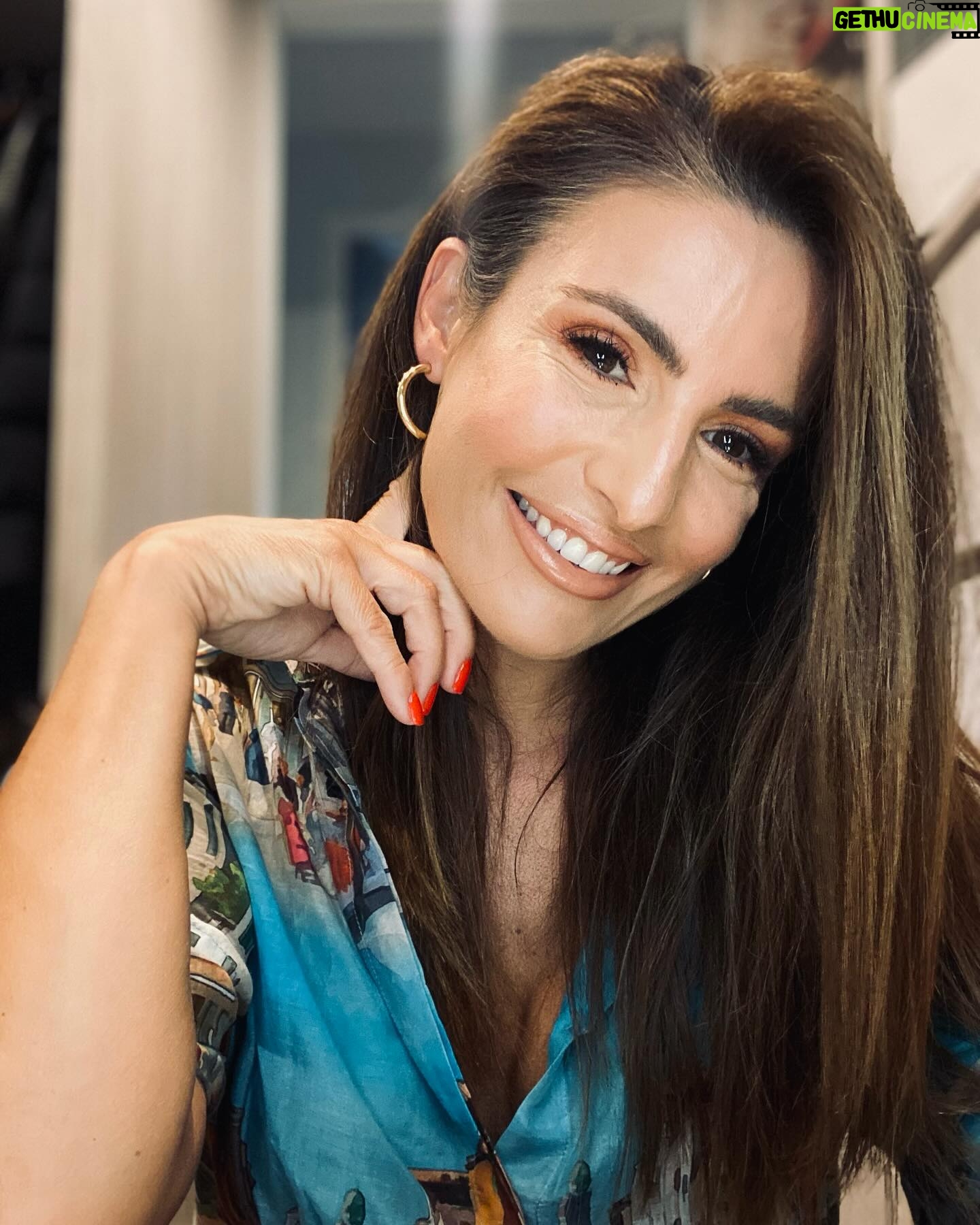 Ada Nicodemou Instagram - Always nice to have a bit of girl time, had so many laughs last night with an old friend ❤️ shirt by @theflatironlabel 💄lip colour @melissagigliotticosmetics