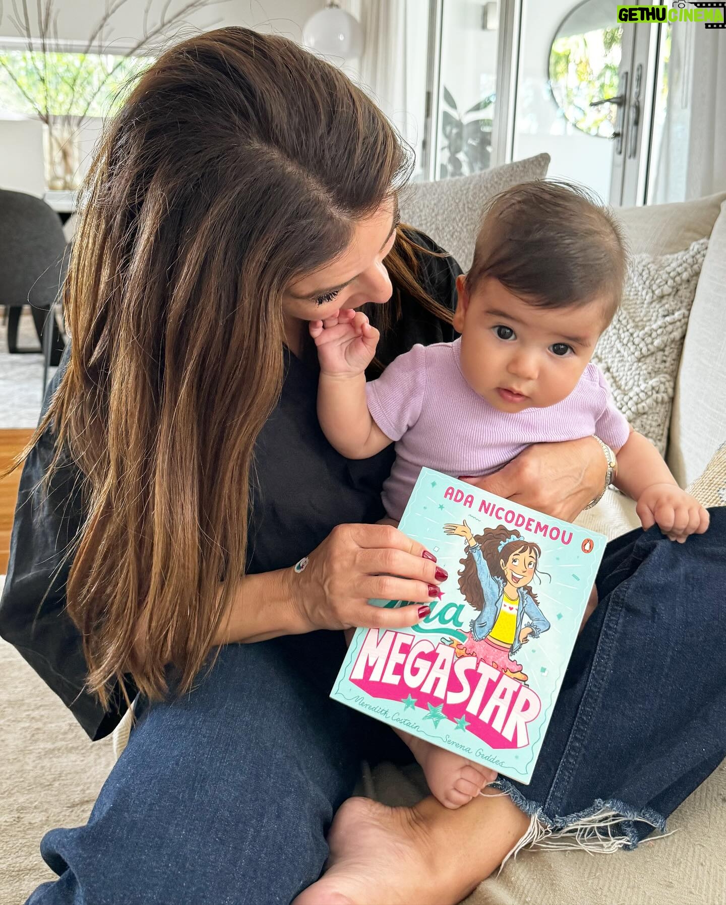 Ada Nicodemou Instagram - Mia megastar is for all ages, even babies 😂❤️ @penguinbooksaus #miamegastar 📚