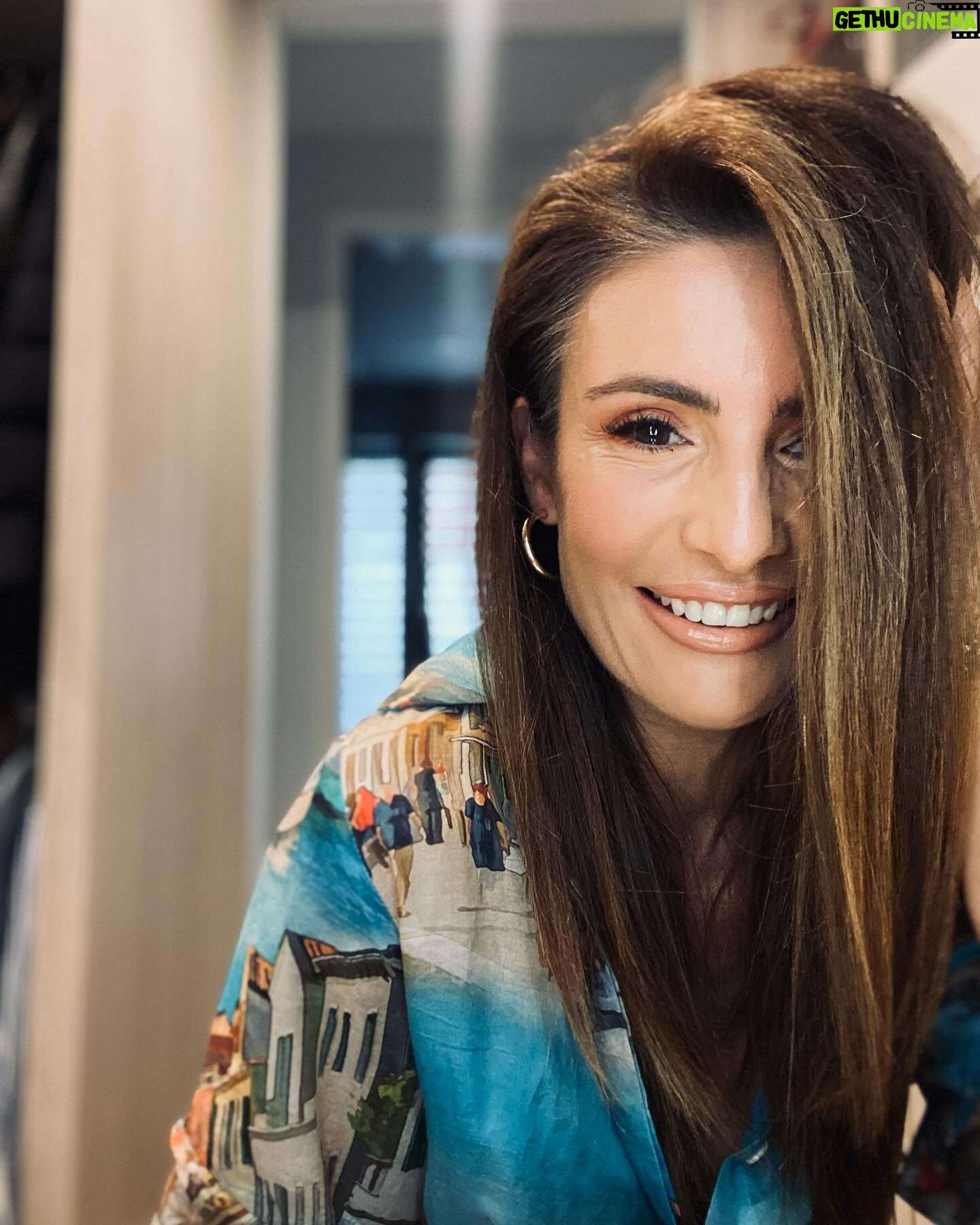 Ada Nicodemou Instagram - Always nice to have a bit of girl time, had so many laughs last night with an old friend ❤️ shirt by @theflatironlabel 💄lip colour @melissagigliotticosmetics