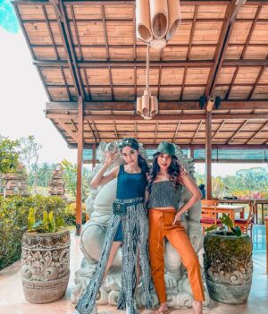 Ade Yunita Instagram - indonesia itu bhineka tunggal ika , terbukti dari foto ini dua duanya cantik , be yourself and never change buat orang yang salah, if you wanna change , change it for you only #janganlupabersyukur