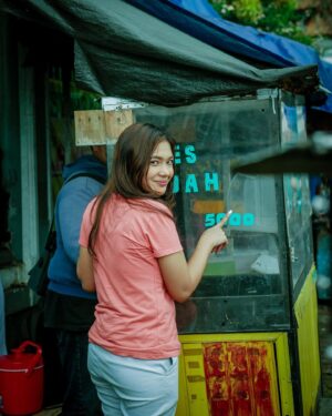 Ade Yunita Instagram - neng beliin abang es buah ya biar abang selalu sehat 🙈😘 di fotoin @yudiefendytot