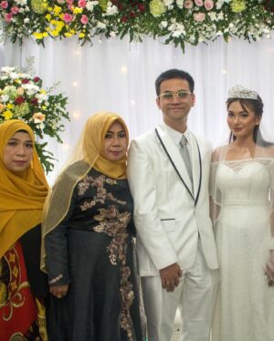 Ade Yunita Instagram - Alhamdulillah setelah melewati banyak rintangan 
Atas seizin Allah saya dan @fahmoy sah juga dan halal he he 

Terimakasih semua atas doa nya untuk kita semoga doa baik balik lagi ke semuanya 
Mungkin kami tidak bisa balas satu-satu mohon maaf 
Tapi kami sangat senang dan bahagia atas doa dan ucapannya 

Karena adanya PPKM yg sangat ketat 
Maka, kami mohon maaf jika acara akad hanya mengundang keluarga inti dan sahabat serta kerabat terdekat 

Karena sangat di batasin 
Im not good at words 
maaf kalo ada yg salah kata2 nya

Sekali lg terimakasih atas doa nya
mulai hariini saya akan update kebahagian kami 🤪🤪

Alhamdulillah Alhamdulillah Alhamdulillah 
Mohon doanya agar acara resepsi bisa dilaksanakan dengan kuota yg lebih banyak lagi 😍😍😍😍😍

Aamiin dari pernikahan ini saya percaya bahwa omongan adalah doa 💖😸🤣
