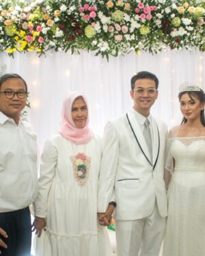 Ade Yunita Instagram - Alhamdulillah setelah melewati banyak rintangan 
Atas seizin Allah saya dan @fahmoy sah juga dan halal he he 

Terimakasih semua atas doa nya untuk kita semoga doa baik balik lagi ke semuanya 
Mungkin kami tidak bisa balas satu-satu mohon maaf 
Tapi kami sangat senang dan bahagia atas doa dan ucapannya 

Karena adanya PPKM yg sangat ketat 
Maka, kami mohon maaf jika acara akad hanya mengundang keluarga inti dan sahabat serta kerabat terdekat 

Karena sangat di batasin 
Im not good at words 
maaf kalo ada yg salah kata2 nya

Sekali lg terimakasih atas doa nya
mulai hariini saya akan update kebahagian kami 🤪🤪

Alhamdulillah Alhamdulillah Alhamdulillah 
Mohon doanya agar acara resepsi bisa dilaksanakan dengan kuota yg lebih banyak lagi 😍😍😍😍😍

Aamiin dari pernikahan ini saya percaya bahwa omongan adalah doa 💖😸🤣