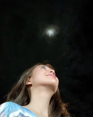 Ade Yunita Instagram - dibawah bulan purnama aku berdoa ke pada Nya  Kumohon ini waktunya aku mendapatkan happiness aku udah lama di darkness🌙 #asyekalebor #janganlupabersyukur