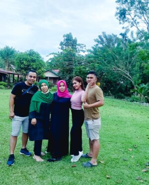Ade Yunita Instagram - setelah 5 tahun di gak pernah balik ke medan akhirnya balik juga hihi ketemu kakak abang adek dan suami istri istri mereka dan 6 anak yang menyebalkan hehe jk, feel so relief thank you ✨😘
