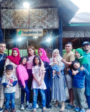 Ade Yunita Instagram - setelah 5 tahun di gak pernah balik ke medan akhirnya balik juga hihi ketemu kakak abang adek dan suami istri istri mereka dan 6 anak yang menyebalkan hehe jk, feel so relief thank you ✨😘
