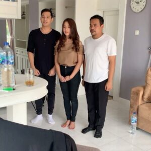 Ade Yunita Instagram - keseruan devan clarissa edi felix nunggu giliran take!🤣🤣 JANGAN LUPA YA SETIAP HARI SUSTER EL NYA!!🥰😍 JAM 2 DI SCTV