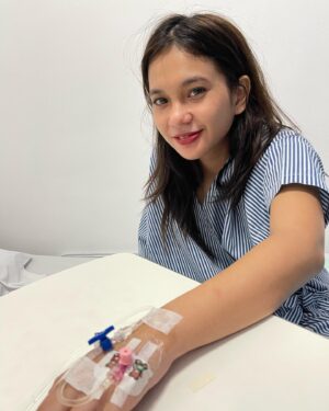Ade Yunita Instagram - plester teddy bear dan suami yg iseng 🥺