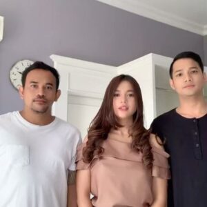 Ade Yunita Instagram - keseruan devan clarissa edi felix nunggu giliran take!🤣🤣 JANGAN LUPA YA SETIAP HARI SUSTER EL NYA!!🥰😍 JAM 2 DI SCTV