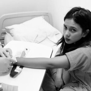 Ade Yunita Instagram - plester teddy bear dan suami yg iseng 🥺