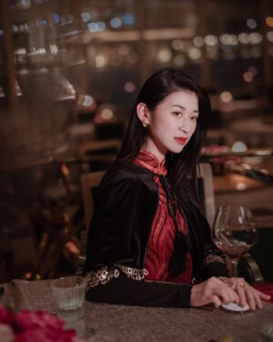 Adela Sou Instagram - 鎏金夜上海✨

她說這是一個將被記憶的時代，
可是最後留下來記憶的又有誰？

這世界上你最愛的那個人，
其實只是你自己心裏的一個幻影。

《上海堡壘》
-
-
-
@palacereserveclub
@lakeview.palace
@wynn.palace
@wynndining

#PalaceReserveClub #鴻翊廷 
#LakeviewPalace #永翠宮
#NightlifeAtWynn #OnlyAtWynn
#WynnSignature #永利臻典 #ChineseWineAwards