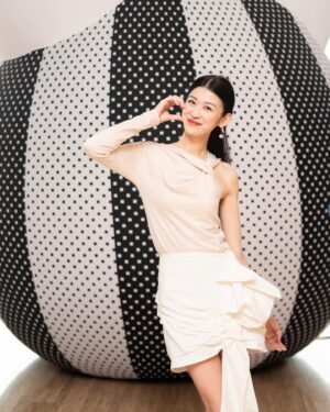 Adela Sou Instagram - 【轟動全球的AI靈感新貴 | ENESS團隊「奇幻飛天交響樂」🪂 空降澳門壹號廣塲】

澳門壹號廣塲將攜手來自澳洲🇦🇺享譽世界嘅科技藝術團體ENESS，在5月1日至31日期間，共同呈獻其澳門首個大型裝置展覽💫！

將展出基於6款虛擬外星生物形象設計的共16件巨型充氣藝術裝置，這群名為小斑點、包子、兔子、莫札特、波浪紋和樹的「趣致生物」🖤🤍 最高可達6米，佇立於澳門壹號廣塲室內和戶外，打造震撼人心的互動藝術體驗，與輕輕觸碰就會發出神秘聲響嘅外星生物互動 🎼充滿樂趣和體驗感呢！

除咗世界級嘅藝術展覽外，澳門壹號廣塲作為澳門半島旗艦級購物中心🛍 匯聚眾多國際知名品牌如、Cartier、Gucci及Tiffany & Co.等。
這次被Gucci 的Rossa Ancora紅色深深吸引，手袋同高跟鞋隨性又時髦，經典monogram的設計款式都既經典又不失摩登強調！一直都好欣賞Cartier的珠寶，尤其係獵豹犀利，華麗優雅而不羈，直接邀請家人與朋友開啟購物之旅！

📸: @macaueatstudio
 ———————————————
📌 「奇幻飛天交響樂」
🗓 5月1-31日期間
📍 澳門壹號廣塲

#澳門壹號廣塲 #OneCentralMacau #studioeness #奇幻飛天交響樂 #airshiporchestra #macaueatstudio