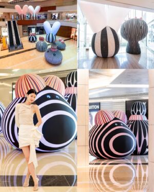 Adela Sou Instagram - 【轟動全球的AI靈感新貴 | ENESS團隊「奇幻飛天交響樂」🪂 空降澳門壹號廣塲】

澳門壹號廣塲將攜手來自澳洲🇦🇺享譽世界嘅科技藝術團體ENESS，在5月1日至31日期間，共同呈獻其澳門首個大型裝置展覽💫！

將展出基於6款虛擬外星生物形象設計的共16件巨型充氣藝術裝置，這群名為小斑點、包子、兔子、莫札特、波浪紋和樹的「趣致生物」🖤🤍 最高可達6米，佇立於澳門壹號廣塲室內和戶外，打造震撼人心的互動藝術體驗，與輕輕觸碰就會發出神秘聲響嘅外星生物互動 🎼充滿樂趣和體驗感呢！

除咗世界級嘅藝術展覽外，澳門壹號廣塲作為澳門半島旗艦級購物中心🛍 匯聚眾多國際知名品牌如、Cartier、Gucci及Tiffany & Co.等。
這次被Gucci 的Rossa Ancora紅色深深吸引，手袋同高跟鞋隨性又時髦，經典monogram的設計款式都既經典又不失摩登強調！一直都好欣賞Cartier的珠寶，尤其係獵豹犀利，華麗優雅而不羈，直接邀請家人與朋友開啟購物之旅！

📸: @macaueatstudio
 ———————————————
📌 「奇幻飛天交響樂」
🗓 5月1-31日期間
📍 澳門壹號廣塲

#澳門壹號廣塲 #OneCentralMacau #studioeness #奇幻飛天交響樂 #airshiporchestra #macaueatstudio