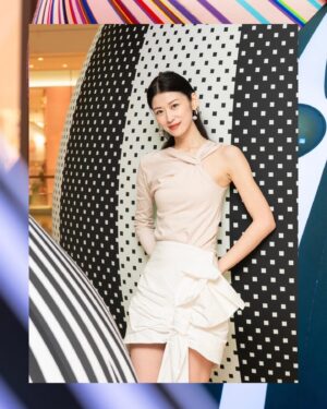 Adela Sou Instagram - 【轟動全球的AI靈感新貴 | ENESS團隊「奇幻飛天交響樂」🪂 空降澳門壹號廣塲】

澳門壹號廣塲將攜手來自澳洲🇦🇺享譽世界嘅科技藝術團體ENESS，在5月1日至31日期間，共同呈獻其澳門首個大型裝置展覽💫！

將展出基於6款虛擬外星生物形象設計的共16件巨型充氣藝術裝置，這群名為小斑點、包子、兔子、莫札特、波浪紋和樹的「趣致生物」🖤🤍 最高可達6米，佇立於澳門壹號廣塲室內和戶外，打造震撼人心的互動藝術體驗，與輕輕觸碰就會發出神秘聲響嘅外星生物互動 🎼充滿樂趣和體驗感呢！

除咗世界級嘅藝術展覽外，澳門壹號廣塲作為澳門半島旗艦級購物中心🛍 匯聚眾多國際知名品牌如、Cartier、Gucci及Tiffany & Co.等。
這次被Gucci 的Rossa Ancora紅色深深吸引，手袋同高跟鞋隨性又時髦，經典monogram的設計款式都既經典又不失摩登強調！一直都好欣賞Cartier的珠寶，尤其係獵豹犀利，華麗優雅而不羈，直接邀請家人與朋友開啟購物之旅！

📸: @macaueatstudio
 ———————————————
📌 「奇幻飛天交響樂」
🗓 5月1-31日期間
📍 澳門壹號廣塲

#澳門壹號廣塲 #OneCentralMacau #studioeness #奇幻飛天交響樂 #airshiporchestra #macaueatstudio