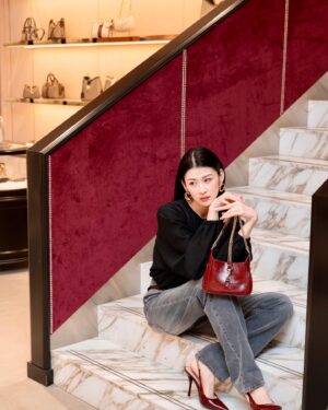 Adela Sou Instagram - 【轟動全球的AI靈感新貴 | ENESS團隊「奇幻飛天交響樂」🪂 空降澳門壹號廣塲】

澳門壹號廣塲將攜手來自澳洲🇦🇺享譽世界嘅科技藝術團體ENESS，在5月1日至31日期間，共同呈獻其澳門首個大型裝置展覽💫！

將展出基於6款虛擬外星生物形象設計的共16件巨型充氣藝術裝置，這群名為小斑點、包子、兔子、莫札特、波浪紋和樹的「趣致生物」🖤🤍 最高可達6米，佇立於澳門壹號廣塲室內和戶外，打造震撼人心的互動藝術體驗，與輕輕觸碰就會發出神秘聲響嘅外星生物互動 🎼充滿樂趣和體驗感呢！

除咗世界級嘅藝術展覽外，澳門壹號廣塲作為澳門半島旗艦級購物中心🛍 匯聚眾多國際知名品牌如、Cartier、Gucci及Tiffany & Co.等。
這次被Gucci 的Rossa Ancora紅色深深吸引，手袋同高跟鞋隨性又時髦，經典monogram的設計款式都既經典又不失摩登強調！一直都好欣賞Cartier的珠寶，尤其係獵豹犀利，華麗優雅而不羈，直接邀請家人與朋友開啟購物之旅！

📸: @macaueatstudio
 ———————————————
📌 「奇幻飛天交響樂」
🗓 5月1-31日期間
📍 澳門壹號廣塲

#澳門壹號廣塲 #OneCentralMacau #studioeness #奇幻飛天交響樂 #airshiporchestra #macaueatstudio