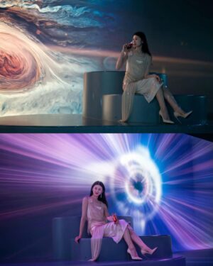 Adela Sou Instagram - 【探索音樂之魂沉浸式旅程🌠 永利皇宮「Illuminarium 幻影空間」獨家呈獻《交響綺旅》】

想享受沉浸式音樂氛圍，都唔一定要山長水遠搭飛機去世界音樂之都✈️ 過個橋嚟趟澳門永利皇宮 @wynn.palace 隨時體驗到以創意藝術方式配合世界殿堂級音樂大師之作打造的《交響綺旅》(Music In Light) 🎼！

這場非凡之旅，由國際知名指揮家 Geoffrey Pope 和洛杉磯愛樂樂團演奏，11 首曠世古典傑作打破古典樂的欣賞門檻，跨越舞台邊界，以極富創意的視覺技術揉合了電影感鏡頭，激光成像和 2D/3D 動畫效果🎥 重新詮釋 #莫扎特 #維瓦爾第 #布拉姆斯 和 #施特勞斯 等殿堂級古典音樂家的不朽傑作💫！

這場前所未有、打破常規嘅古典樂之旅，除咗視覺和影音享受，仲有空間舞台都係主要亮點🎹 進入會場、先是被眼前精心設計美輪美奐嘅符光樂影吸引，聽覺則隨着細緻入微嘅樂章演繹、旋律的跌宕起伏，地板也會隨之震動，昇華到整個體感嘅震撼✨！

依加憑套票仲可以一邊舉杯慢賞陶醉人心嘅雞尾酒🥂一邊欣賞動人心弦嘅交響樂！培養音樂素養之餘，更可享受一場立體而豐富嘅感官盛宴！

🔖【推介一下我喜歡的場境樂章】
▪️Mozart – Eine Kleine Nachtmusik: Andante
隨著旭日東升，莫札特的經典作品《弦樂小夜曲》翩然奏響，一響起音樂就算時自己哼出節奏

▪️Vivaldi – Four Seasons “Summer” Finale
意大利「協奏曲之王」維瓦爾第《四季協奏曲——夏》的末章，漫天繁花與樂曲完美交織， 仿若置身夢幻迷人的夏日花園

 ———————————————
📌「Illuminarium 幻影空間」
🗓 逢星期二至星期日，下午1時至晚上9時
🗓️《交響綺旅》首次入場時間為下午6時30分，最後入場時間為晚上8時
🎟️ ticketing.wynnresortsmacau.com
🔺門票為澳門幣 228 元 
🔺套票為澳門幣288元（包含一杯經典 Kir Royale 雞尾酒，18歲或以上觀眾限定）
🔺在指定餐廳消費仲可以憑門票領取免費主題甜品！

永利皇宮 Illuminarium 幻影空間
營業時間：星期二至日 13:00 - 21:00
@wynn.palace @macaueatstudio

#永利皇宮 #澳門永利 #Illuminarium幻影空間 #交響綺旅 #MusicInLight #Macau #MacauEatStudio