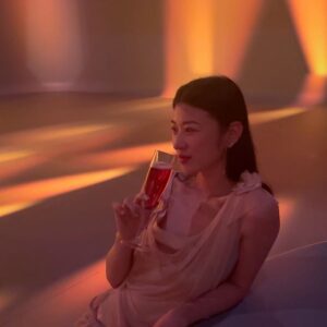 Adela Sou Instagram - 【探索音樂之魂沉浸式旅程🌠 永利皇宮「Illuminarium 幻影空間」獨家呈獻《交響綺旅》】

想享受沉浸式音樂氛圍，都唔一定要山長水遠搭飛機去世界音樂之都✈️ 過個橋嚟趟澳門永利皇宮 @wynn.palace 隨時體驗到以創意藝術方式配合世界殿堂級音樂大師之作打造的《交響綺旅》(Music In Light) 🎼！

這場非凡之旅，由國際知名指揮家 Geoffrey Pope 和洛杉磯愛樂樂團演奏，11 首曠世古典傑作打破古典樂的欣賞門檻，跨越舞台邊界，以極富創意的視覺技術揉合了電影感鏡頭，激光成像和 2D/3D 動畫效果🎥 重新詮釋 #莫扎特 #維瓦爾第 #布拉姆斯 和 #施特勞斯 等殿堂級古典音樂家的不朽傑作💫！

這場前所未有、打破常規嘅古典樂之旅，除咗視覺和影音享受，仲有空間舞台都係主要亮點🎹 進入會場、先是被眼前精心設計美輪美奐嘅符光樂影吸引，聽覺則隨着細緻入微嘅樂章演繹、旋律的跌宕起伏，地板也會隨之震動，昇華到整個體感嘅震撼✨！

依加憑套票仲可以一邊舉杯慢賞陶醉人心嘅雞尾酒🥂一邊欣賞動人心弦嘅交響樂！培養音樂素養之餘，更可享受一場立體而豐富嘅感官盛宴！

🔖【推介一下我喜歡的場境樂章】
▪️Mozart – Eine Kleine Nachtmusik: Andante
隨著旭日東升，莫札特的經典作品《弦樂小夜曲》翩然奏響，一響起音樂就算時自己哼出節奏

▪️Vivaldi – Four Seasons “Summer” Finale
意大利「協奏曲之王」維瓦爾第《四季協奏曲——夏》的末章，漫天繁花與樂曲完美交織， 仿若置身夢幻迷人的夏日花園

 ———————————————
📌「Illuminarium 幻影空間」
🗓 逢星期二至星期日，下午1時至晚上9時
🗓️《交響綺旅》首次入場時間為下午6時30分，最後入場時間為晚上8時
🎟️ ticketing.wynnresortsmacau.com
🔺門票為澳門幣 228 元 
🔺套票為澳門幣288元（包含一杯經典 Kir Royale 雞尾酒，18歲或以上觀眾限定）
🔺在指定餐廳消費仲可以憑門票領取免費主題甜品！

永利皇宮 Illuminarium 幻影空間
營業時間：星期二至日 13:00 - 21:00
@wynn.palace @macaueatstudio

#永利皇宮 #澳門永利 #Illuminarium幻影空間 #交響綺旅 #MusicInLight #Macau #MacauEatStudio