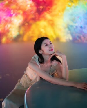 Adela Sou Instagram - 【探索音樂之魂沉浸式旅程🌠 永利皇宮「Illuminarium 幻影空間」獨家呈獻《交響綺旅》】

想享受沉浸式音樂氛圍，都唔一定要山長水遠搭飛機去世界音樂之都✈️ 過個橋嚟趟澳門永利皇宮 @wynn.palace 隨時體驗到以創意藝術方式配合世界殿堂級音樂大師之作打造的《交響綺旅》(Music In Light) 🎼！

這場非凡之旅，由國際知名指揮家 Geoffrey Pope 和洛杉磯愛樂樂團演奏，11 首曠世古典傑作打破古典樂的欣賞門檻，跨越舞台邊界，以極富創意的視覺技術揉合了電影感鏡頭，激光成像和 2D/3D 動畫效果🎥 重新詮釋 #莫扎特 #維瓦爾第 #布拉姆斯 和 #施特勞斯 等殿堂級古典音樂家的不朽傑作💫！

這場前所未有、打破常規嘅古典樂之旅，除咗視覺和影音享受，仲有空間舞台都係主要亮點🎹 進入會場、先是被眼前精心設計美輪美奐嘅符光樂影吸引，聽覺則隨着細緻入微嘅樂章演繹、旋律的跌宕起伏，地板也會隨之震動，昇華到整個體感嘅震撼✨！

依加憑套票仲可以一邊舉杯慢賞陶醉人心嘅雞尾酒🥂一邊欣賞動人心弦嘅交響樂！培養音樂素養之餘，更可享受一場立體而豐富嘅感官盛宴！

🔖【推介一下我喜歡的場境樂章】
▪️Mozart – Eine Kleine Nachtmusik: Andante
隨著旭日東升，莫札特的經典作品《弦樂小夜曲》翩然奏響，一響起音樂就算時自己哼出節奏

▪️Vivaldi – Four Seasons “Summer” Finale
意大利「協奏曲之王」維瓦爾第《四季協奏曲——夏》的末章，漫天繁花與樂曲完美交織， 仿若置身夢幻迷人的夏日花園

 ———————————————
📌「Illuminarium 幻影空間」
🗓 逢星期二至星期日，下午1時至晚上9時
🗓️《交響綺旅》首次入場時間為下午6時30分，最後入場時間為晚上8時
🎟️ ticketing.wynnresortsmacau.com
🔺門票為澳門幣 228 元 
🔺套票為澳門幣288元（包含一杯經典 Kir Royale 雞尾酒，18歲或以上觀眾限定）
🔺在指定餐廳消費仲可以憑門票領取免費主題甜品！

永利皇宮 Illuminarium 幻影空間
營業時間：星期二至日 13:00 - 21:00
@wynn.palace @macaueatstudio

#永利皇宮 #澳門永利 #Illuminarium幻影空間 #交響綺旅 #MusicInLight #Macau #MacauEatStudio