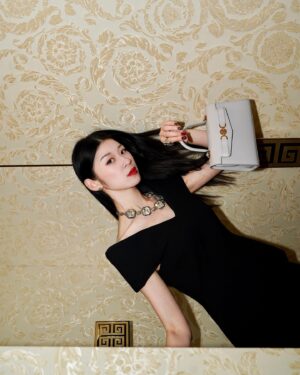 Adela Sou Instagram - Always so amazed by @versace 🖤
▫️▪️Never tried to be a sassy girl #VersaceSS24

#VersaceMedusa95
#Versace