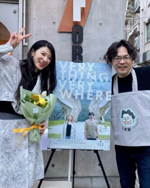 Adela Sou Instagram - 2024年1月27日（土）《 #すべて至るところにある 》 @everything_everywhere_film 終於在日本公映🇯🇵！由2022年開拍到現在，電影真是漫長的旅程🎞️！

非常感謝衆多各大媒體、影評人和觀眾對電影嘅喜愛📰📎看到文章報道和與觀眾的對談過程中，真的很佩服日本人看電影嘅細心和思考！

也特別感謝首映日前來支持嘅觀眾🥹 尤其知道杜琪峰導演都係同一日同一時間嚟日本見觀眾（我都好鍾意杜Sir㗎！），真是影痴們思想的抉擇，好在都得到大量的觀眾親自前來支持！再次感謝各位的喜歡和鼓勵，我也一定會繼續努力！🙇🏻‍♀️

Outfit | @saralolo_official 

➖➖➖➖➖➖➖➖➖➖➖➖

『すべて、至るところにある』やっと2024年1月27日(土)より日本で劇場公開されました🇯🇵！2022年の撮影から今日まで、本当に長い道のりでした🎞️！

たくさんのマスコミ、映画評論家、観客の方々に映画を気に入って頂けて、本当にうれしく感謝しています📰📎評論、取材、観客の方からの感想や質問を通して、日本の方々がいかに丁寧に映画を観て、細かいところまで読み取ってくれていることに感動しています。

最後に、特に初日の舞台挨拶を観に来てくださた観客の皆さんにに感謝を伝えたいです🥹 なぜならジョニー・トーの来日舞台挨拶と同じ時間だったからです(私もジョニー・トーが大好き)！それでも最終的に私たちの映画を選んで観に来てくれたわけですから…。もう一度皆さんに感謝の言葉を伝えたいです。皆さんの応援があるから、これから私はもっと頑張ります！🙇🏻‍♀️