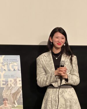 Adela Sou Instagram - 2024年1月27日（土）《 #すべて至るところにある 》 @everything_everywhere_film 終於在日本公映🇯🇵！由2022年開拍到現在，電影真是漫長的旅程🎞️！

非常感謝衆多各大媒體、影評人和觀眾對電影嘅喜愛📰📎看到文章報道和與觀眾的對談過程中，真的很佩服日本人看電影嘅細心和思考！

也特別感謝首映日前來支持嘅觀眾🥹 尤其知道杜琪峰導演都係同一日同一時間嚟日本見觀眾（我都好鍾意杜Sir㗎！），真是影痴們思想的抉擇，好在都得到大量的觀眾親自前來支持！再次感謝各位的喜歡和鼓勵，我也一定會繼續努力！🙇🏻‍♀️

Outfit | @saralolo_official 

➖➖➖➖➖➖➖➖➖➖➖➖

『すべて、至るところにある』やっと2024年1月27日(土)より日本で劇場公開されました🇯🇵！2022年の撮影から今日まで、本当に長い道のりでした🎞️！

たくさんのマスコミ、映画評論家、観客の方々に映画を気に入って頂けて、本当にうれしく感謝しています📰📎評論、取材、観客の方からの感想や質問を通して、日本の方々がいかに丁寧に映画を観て、細かいところまで読み取ってくれていることに感動しています。

最後に、特に初日の舞台挨拶を観に来てくださた観客の皆さんにに感謝を伝えたいです🥹 なぜならジョニー・トーの来日舞台挨拶と同じ時間だったからです(私もジョニー・トーが大好き)！それでも最終的に私たちの映画を選んで観に来てくれたわけですから…。もう一度皆さんに感謝の言葉を伝えたいです。皆さんの応援があるから、これから私はもっと頑張ります！🙇🏻‍♀️