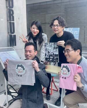 Adela Sou Instagram - 2024年1月27日（土）《 #すべて至るところにある 》 @everything_everywhere_film 終於在日本公映🇯🇵！由2022年開拍到現在，電影真是漫長的旅程🎞️！

非常感謝衆多各大媒體、影評人和觀眾對電影嘅喜愛📰📎看到文章報道和與觀眾的對談過程中，真的很佩服日本人看電影嘅細心和思考！

也特別感謝首映日前來支持嘅觀眾🥹 尤其知道杜琪峰導演都係同一日同一時間嚟日本見觀眾（我都好鍾意杜Sir㗎！），真是影痴們思想的抉擇，好在都得到大量的觀眾親自前來支持！再次感謝各位的喜歡和鼓勵，我也一定會繼續努力！🙇🏻‍♀️

Outfit | @saralolo_official 

➖➖➖➖➖➖➖➖➖➖➖➖

『すべて、至るところにある』やっと2024年1月27日(土)より日本で劇場公開されました🇯🇵！2022年の撮影から今日まで、本当に長い道のりでした🎞️！

たくさんのマスコミ、映画評論家、観客の方々に映画を気に入って頂けて、本当にうれしく感謝しています📰📎評論、取材、観客の方からの感想や質問を通して、日本の方々がいかに丁寧に映画を観て、細かいところまで読み取ってくれていることに感動しています。

最後に、特に初日の舞台挨拶を観に来てくださた観客の皆さんにに感謝を伝えたいです🥹 なぜならジョニー・トーの来日舞台挨拶と同じ時間だったからです(私もジョニー・トーが大好き)！それでも最終的に私たちの映画を選んで観に来てくれたわけですから…。もう一度皆さんに感謝の言葉を伝えたいです。皆さんの応援があるから、これから私はもっと頑張ります！🙇🏻‍♀️