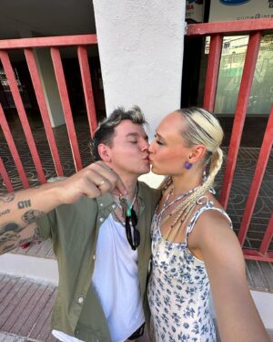 Adelina Fominykh Instagram - WELCOME 2️⃣0️⃣2️⃣4️⃣ 🎉
Y Bye bye 2023 y con él todos los días que he vivido, si digo que ha sido un año muy duro no os miento, pero si digo que ha sido el único , irrepetible, el más distinto, el que mas ha cambiado mi vida tampoco os estaría engañado. Estos últimos 365 días me ha dado tiempo, hacer tantas cosas y ser tan feliz junto las personas que más quiero que no lo cambio por nada, espero que el año que entra venga pisando fuerte porque este me ha dejado muy marcada y sorprendida y a mi las sorpresas me encantan 😜
A continuación os dejo un rewimd de momentos inolvidables:
1- Fotito haciéndome la guapa para despedir este pedazo de año 💅
2- Empezqr temporada y compartir podium con mi hermana ha sido muy top, van 2 años que me he metido ayudarla con el deporte a full y creo que ambas estamos muy contentas.
3- Instantes antes de estar comprometida y yo toda inocente 😇 
4- Primeras gestiones para la boda 💒 
5- Evento Cosmopolitan el más top del año y el
que espero siempre con ansias 🩷🥹
6- Mis amigas… son lo mejor que tengo y las contaré con una mano solo pero, siempre están allí pase lo que pase.
7- El día que nos entregaron las llaves de nuestra casita … 🔑 
8- 5 de Septiembre el nacimiento de Wendy mi hermanita
9- Casarme contigo @marryto9 es lo mejor que me ha pasado 
10- TEAM FOMINYKH, familia 💝 y no solo es la que tengo de nacimiento, también sois vosotros que hacéis que día tras día me levante motivada para seguir creciendo en todos los ámbitos ✨
GRACIAS.

P.d - También canto 😂 y dejo mi canción en el post, todo el mundo dirá, ahora cualquiera canta ✌🏻y efectivamente , mientras lo hagas de corazón ❤️ es suficiente.

Y aquí termina el post , espero que tengáis una entrada de año espléndida rodeada de los vuestros. Que nunca os falte salud, amor y amistad 🥂 y el resto vendrá solo 🎁