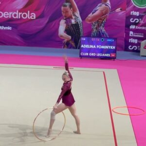 Adelina Fominykh Instagram - Querida temporada del 2024 ya pusiste fin ❤️
(En verdad hace ya unas semanas, se hizo el clasificatorio y pudiéndose clasificar 4 yo me quedé fuera, sabiendo perfectamente que este año las cosas estaban muy difíciles y realmente trataba de hacer la mejor versión de toda la temporada termine en una buenísima 5ª posición)
Sinceramente ni fe tenía , porque para mí estar en la mitad era mi objetivo pero escalé varios puestos hacia arriba… que me dejaron asombrada 😮 y súper feliz y orgullosa de la temporada que me marqué.
Ya sabéis que mi misión ahora mismo es haceros disfrutar y dar una “larga vida” a la gimnasia, al fin y al cabo es un deporte que he hecho durante 24 años de mi vida, casi un cuarto de siglo… en los que he vivido de todo!!!
Esta temporada me lo he currado y por eso quiero dejar en constancia este año por aquí! 👇🏼
1- La foto de mi inicio de aro de este año, tiene mucho significado:
2-  Es un inicio que hacía en 2011… Sisi hace 13 años … y el maillot tiene 12 años…diseñado en 2012 Almudena Cid y que hemos modificado y reutilizado 
3- Siempre diré que lo que mejor me ha pasado es poder entrenar con mi hermana… porque es como tener doble oportunidad en la competición 🤪 y aunq no es fácil haber sido gimnasta y entrenadora a la vez… orgullosa de lo que ha progresado.
4- Complicándome en hacer un principio el cual me gustaba mucho porq parecía lioso y pensaba que lo cambiaría en poco, pero no, me acompañó hasta el final😇
5- Diferentes principios en cuestión… me reí mucho porque cada cual más feo 😂
6- Este año he intentado vencer digamos que mis “miedos”  y traumas, qué en este caso es ir a entrenar en ropa apretada… 
7- Una pena que no veáis mis ejercicios este año, me arriesgué con Shakira 2010
8- Bueno que deciros respecto la lesión… esta vez me ha dado BASTANTE POCO por cuuuu**o 😂 y una de ellas fue en una compe, me asustó mucho, pero nada grave 🙌🏼 y aunq vaya al 75% de mis posibilidades, mucho hago 👏🏼
9- Como me hubiera gustado que fuera el ejercicio en tema BD 🤪 ni yo sabía que podía hacer esas cosas 🫨
10- Reacción de una persona feliz, una persona que ha logrado su objetivo independiente del resultado 🫡