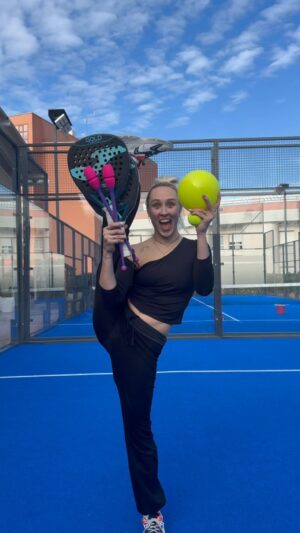 Adelina Fominykh Instagram - Me cambio de deporte, a la gimnasia padelistica o al pádel ritmiquero 🤣🤣🤣 #adelinaf