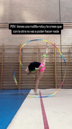 Adelina Fominykh Instagram - Hoy dia 17 de mayo, estoy flipando lo que estoy llegando hacer con la pierna NO dominante 🫢 
Han pasado casi 5 años desde la operación y por mucho que la fortalezco siguen pasando cosas como la de (salirse) nada más y nada menos  pasó hace un par de semanas y definitivamente asumí que tengo que aprender hacer las cosas de nuevo y poco a poco ,y eso empiezo a dar su fruto 🥹
P.d - sobre todo hago referencia a la segunda dificultad que en mi mente jamás pensé hacerla con la pierna izquierda