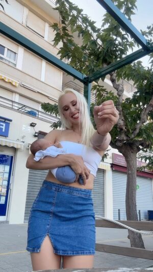 Adelina Fominykh Instagram - Mi hermanita pequeña Wendy y yo hacemos match en el outfit 🤍💙 #adelinaf