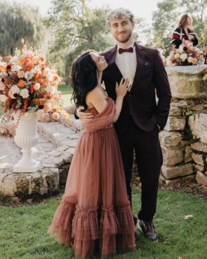 Adeline Chetail Instagram - Vous remarquerez qu’à chaque fois que @_universdesora et moi on fait des photos stylées… Il y a une pote perdue derrière dans le fond 🤣

Photos de @alchemia.photoandfilm