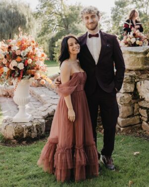 Adeline Chetail Instagram - Vous remarquerez qu’à chaque fois que @_universdesora et moi on fait des photos stylées… Il y a une pote perdue derrière dans le fond 🤣

Photos de @alchemia.photoandfilm