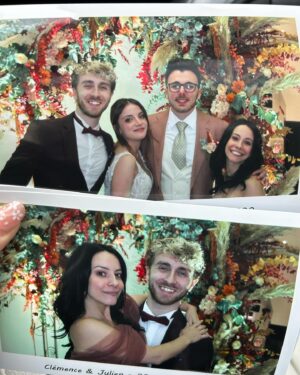 Adeline Chetail Instagram - Vous remarquerez qu’à chaque fois que @_universdesora et moi on fait des photos stylées… Il y a une pote perdue derrière dans le fond 🤣

Photos de @alchemia.photoandfilm