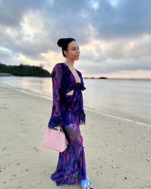 Adeline Chetail Instagram - Avec mes crocs à Okinawa 🌺
