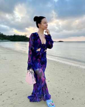 Adeline Chetail Instagram - Avec mes crocs à Okinawa 🌺