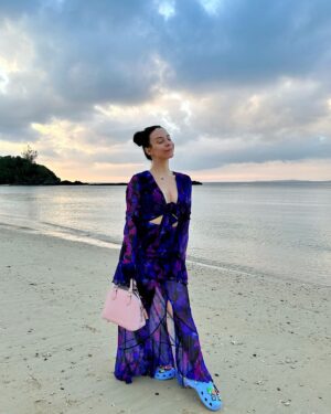 Adeline Chetail Instagram - Avec mes crocs à Okinawa 🌺