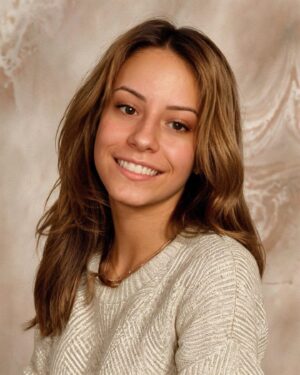 Adeline Chetail Instagram - J’ai des vraies photos des années 90 moi 😝 Bon ok c’est plutôt début des 2000 !

Vous voyez la différence ? 😅 Indice : absence de sourcils