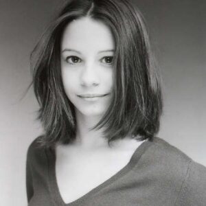 Adeline Chetail Instagram - J’ai des vraies photos des années 90 moi 😝 Bon ok c’est plutôt début des 2000 !

Vous voyez la différence ? 😅 Indice : absence de sourcils