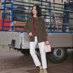Adeline Rudolph Instagram - Timeless craftsmanship by @loropiana made classic and chic with the new Bale bag 🎀 #LoroPiana #LoroPianaBaleBag #InvitedByLoroPiana